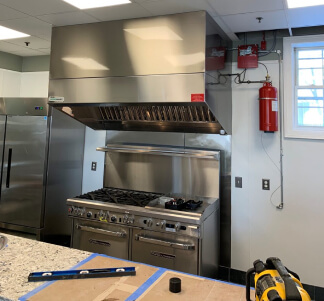 Instalação profissional de sistema de exaustão em cozinha industrial